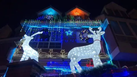 La 'casa de la Navidad' vuelve a iluminar todo León: un estallido de luces y color. Miles de luces led transforman cada diciembre una vivienda de San Andrés del Rabanedo en un reclamo festivo único, convertido ya en la iluminación más vistosa de todo León y su alfoz.