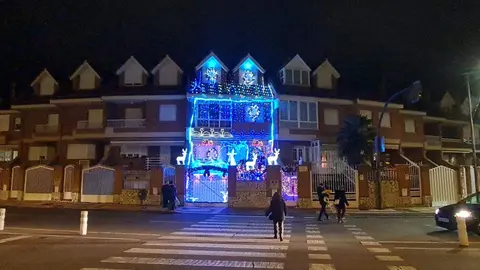 La 'casa de la Navidad' vuelve a iluminar todo León: un estallido de luces y color. Miles de luces led transforman cada diciembre una vivienda de San Andrés del Rabanedo en un reclamo festivo único, convertido ya en la iluminación más vistosa de todo León y su alfoz.
