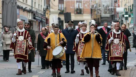 La corporación del Ayuntamiento de San Marcelo, presidida por el alcalde José Antonio Diez, celebra la Inmaculada en el convento de las Concepcionistas. Foto: Peio García