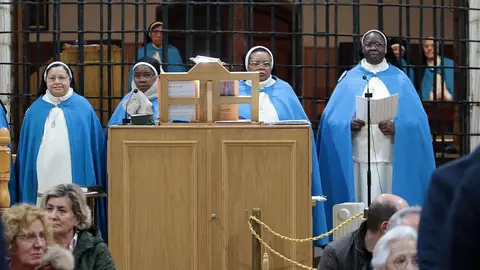 La corporación del Ayuntamiento de San Marcelo, presidida por el alcalde José Antonio Diez, celebra la Inmaculada en el convento de las Concepcionistas. Foto: Peio García