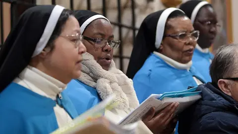 La corporación del Ayuntamiento de San Marcelo, presidida por el alcalde José Antonio Diez, celebra la Inmaculada en el convento de las Concepcionistas. Foto: Peio García