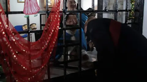 La corporación del Ayuntamiento de San Marcelo, presidida por el alcalde José Antonio Diez, celebra la Inmaculada en el convento de las Concepcionistas. Foto: Peio García