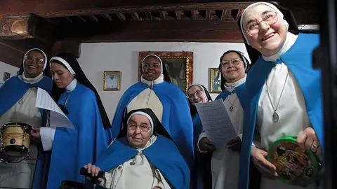 La corporación del Ayuntamiento de San Marcelo, presidida por el alcalde José Antonio Diez, celebra la Inmaculada en el convento de las Concepcionistas. Foto: Peio García