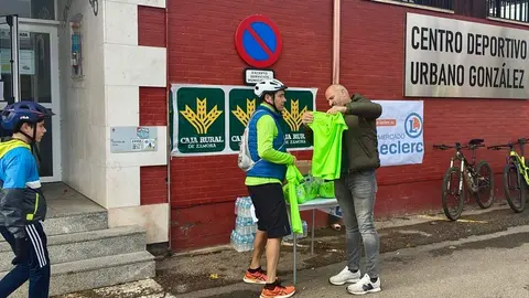 Medio centenar de ciclistas participan en la primera marcha a favor de la investigación de la Esclerosis Lateral Amiotrófica recorriendo San Andrés del Rabanedo en un ambiente festivo y familiar. Foto: Ayto. San Andrés