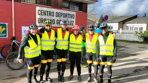 Medio centenar de ciclistas participan en la primera marcha a favor de la investigación de la Esclerosis Lateral Amiotrófica recorriendo San Andrés del Rabanedo en un ambiente festivo y familiar. Foto: Ayto. San Andrés
