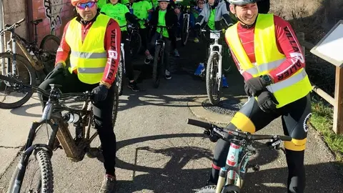 Medio centenar de ciclistas participan en la primera marcha a favor de la investigación de la Esclerosis Lateral Amiotrófica recorriendo San Andrés del Rabanedo en un ambiente festivo y familiar. Foto: Ayto. San Andrés