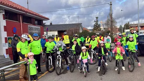 Medio centenar de ciclistas participan en la primera marcha a favor de la investigación de la Esclerosis Lateral Amiotrófica recorriendo San Andrés del Rabanedo en un ambiente festivo y familiar. Foto: Ayto. San Andrés