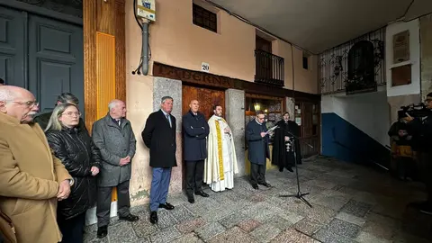 Tras el aguinaldo en las Concepcionistas, la corporación se dirigió a la Plaza Mayor para el tradicional canto de la Salve ante la imagen de la Inmaculada Concepción. Foto: Ayto. León