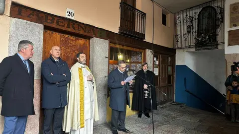 Tras el aguinaldo en las Concepcionistas, la corporación se dirigió a la Plaza Mayor para el tradicional canto de la Salve ante la imagen de la Inmaculada Concepción. Foto: Ayto. León