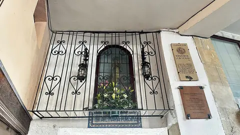 Tras el aguinaldo en las Concepcionistas, la corporación se dirigió a la Plaza Mayor para el tradicional canto de la Salve ante la imagen de la Inmaculada Concepción. Foto: Ayto. León