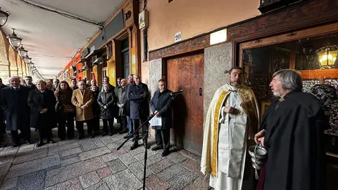 Tras el aguinaldo en las Concepcionistas, la corporación se dirigió a la Plaza Mayor para el tradicional canto de la Salve ante la imagen de la Inmaculada Concepción. Foto: Ayto. León