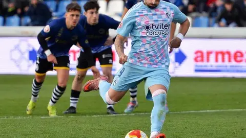 La Ponferradina deja escapar una ventaja de dos goles en Salamanca y firma un empate que sabe a poco. El conjunto berciano fue superior por momentos, pero un Unionistas combativo logró igualar en la segunda mitad en un duelo tenso, largo y lleno de intervenciones del VAR.2)