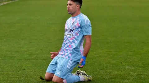 La Ponferradina deja escapar una ventaja de dos goles en Salamanca y firma un empate que sabe a poco. El conjunto berciano fue superior por momentos, pero un Unionistas combativo logró igualar en la segunda mitad en un duelo tenso, largo y lleno de intervenciones del VAR.