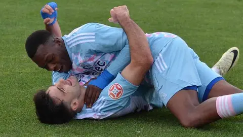 La Ponferradina deja escapar una ventaja de dos goles en Salamanca y firma un empate que sabe a poco. El conjunto berciano fue superior por momentos, pero un Unionistas combativo logró igualar en la segunda mitad en un duelo tenso, largo y lleno de intervenciones del VAR.