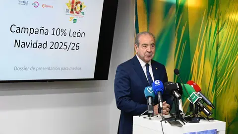 Representantes de Caja Rural y de organizaciones empresariales de León presentan la campaña navideña de descuento de la entidad. Foto: Peio García.