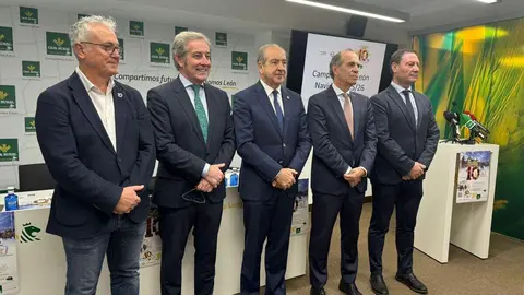 Representantes de Caja Rural y de organizaciones empresariales de León presentan la campaña navideña de descuento de la entidad. Foto: Silvia García.