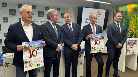 Representantes de Caja Rural y de organizaciones empresariales de León presentan la campaña navideña de descuento de la entidad. Foto: Silvia García.