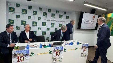 Representantes de Caja Rural y de organizaciones empresariales de León presentan la campaña navideña de descuento de la entidad. Foto: Silvia García.