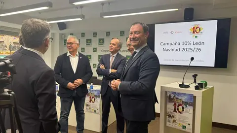 Representantes de Caja Rural y de organizaciones empresariales de León presentan la campaña navideña de descuento de la entidad. Foto: Silvia García.