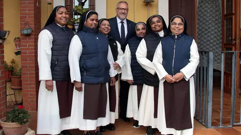 El presidente de las Cortes y de la Fundación de Castilla y León, Carlos Pollán, presenta la feria de convento ‘Dulce Tentación’, junto al director de la entidad, Juan Zapatero, en Toral de los Guzmanes. Foto: Peio García