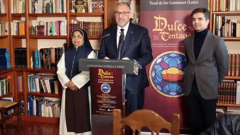 El presidente de las Cortes y de la Fundación de Castilla y León, Carlos Pollán, presenta la feria de convento ‘Dulce Tentación’, junto al director de la entidad, Juan Zapatero, en Toral de los Guzmanes. Foto: Peio García