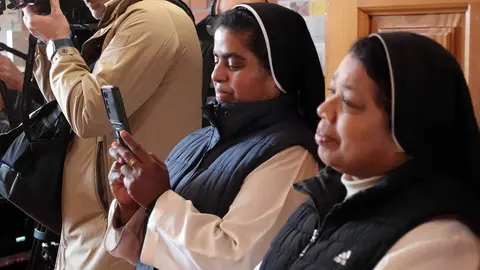 El presidente de las Cortes y de la Fundación de Castilla y León, Carlos Pollán, presenta la feria de convento ‘Dulce Tentación’, junto al director de la entidad, Juan Zapatero, en Toral de los Guzmanes. Foto: Peio García