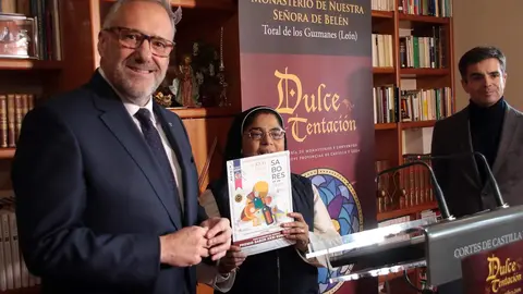 El presidente de las Cortes y de la Fundación de Castilla y León, Carlos Pollán, presenta la feria de convento ‘Dulce Tentación’, junto al director de la entidad, Juan Zapatero, en Toral de los Guzmanes. Foto: Peio García