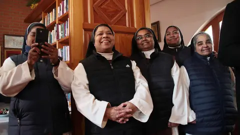 El presidente de las Cortes y de la Fundación de Castilla y León, Carlos Pollán, presenta la feria de convento ‘Dulce Tentación’, junto al director de la entidad, Juan Zapatero, en Toral de los Guzmanes. Foto: Peio García