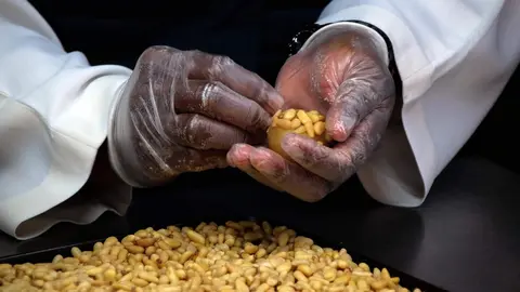 El presidente de las Cortes y de la Fundación de Castilla y León, Carlos Pollán, presenta la feria de convento ‘Dulce Tentación’, junto al director de la entidad, Juan Zapatero, en Toral de los Guzmanes. Foto: Peio García