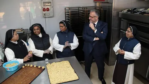 El presidente de las Cortes y de la Fundación de Castilla y León, Carlos Pollán, presenta la feria de convento ‘Dulce Tentación’, junto al director de la entidad, Juan Zapatero, en Toral de los Guzmanes. Foto: Peio García