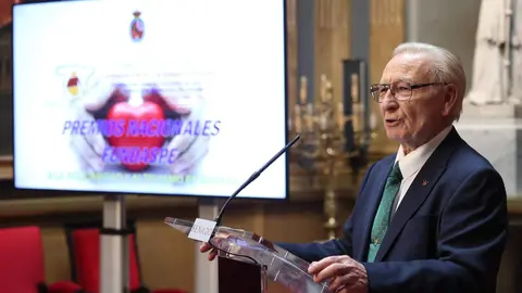 La concejala de Bienestar Social y Juventud del Ayuntamiento de León, Vera López, recoge el premio otorgado por la fundación Fundaspe para el fomento global de la donación altruista de España de manos del presidente del Senado Pedro Rollán, y del presidente de Fundaspe, el leonés Martín Manceñido. Foto: Juan Lázaro
