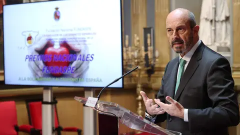 La concejala de Bienestar Social y Juventud del Ayuntamiento de León, Vera López, recoge el premio otorgado por la fundación Fundaspe para el fomento global de la donación altruista de España de manos del presidente del Senado Pedro Rollán, y del presidente de Fundaspe, el leonés Martín Manceñido. Foto: Juan Lázaro