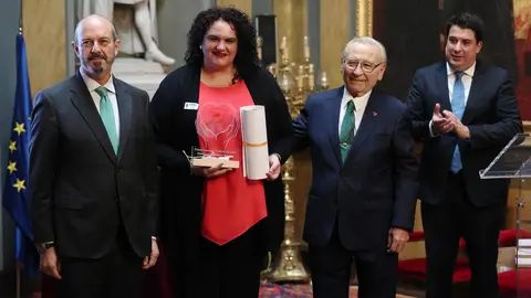 La concejala de Bienestar Social y Juventud del Ayuntamiento de León, Vera López, recoge el premio otorgado por la fundación Fundaspe para el fomento global de la donación altruista de España de manos del presidente del Senado Pedro Rollán, y del presidente de Fundaspe, el leonés Martín Manceñido. Foto: Juan Lázaro
