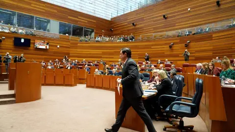 Primera jornada del pleno de las Cortes de Castilla y León que comienza con la comparecencia del presidente de la Junta, Alfonso Fernández Mañueco, sobre la ‘trama eólica’ y continúa con las preguntas de control al Ejecutivo. Fotos: Miriam Chacón