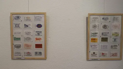 Daniel Pérez Rubio exhibe en Trobajo del Camino 400 sobres de azucarillos de una colección de más de 10.000 piezas, fruto de una afición iniciada en 1967 y ordenada durante el confinamiento. Fotos: Isaac Llamazares