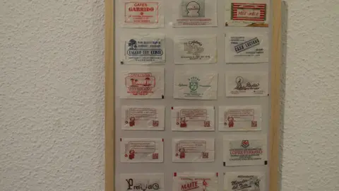 Daniel Pérez Rubio exhibe en Trobajo del Camino 400 sobres de azucarillos de una colección de más de 10.000 piezas, fruto de una afición iniciada en 1967 y ordenada durante el confinamiento. Fotos: Isaac Llamazares