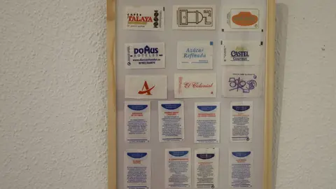 Daniel Pérez Rubio exhibe en Trobajo del Camino 400 sobres de azucarillos de una colección de más de 10.000 piezas, fruto de una afición iniciada en 1967 y ordenada durante el confinamiento. Fotos: Isaac Llamazares