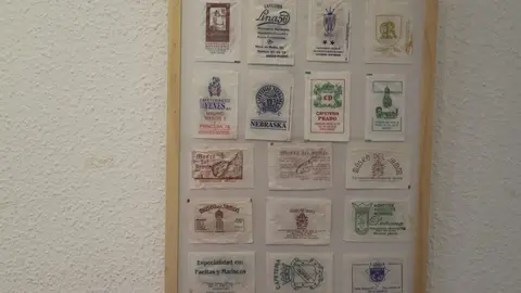 Daniel Pérez Rubio exhibe en Trobajo del Camino 400 sobres de azucarillos de una colección de más de 10.000 piezas, fruto de una afición iniciada en 1967 y ordenada durante el confinamiento. Fotos: Isaac Llamazares