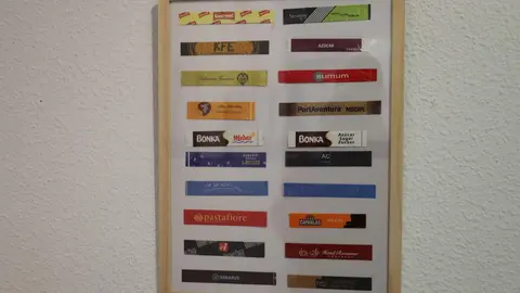 Daniel Pérez Rubio exhibe en Trobajo del Camino 400 sobres de azucarillos de una colección de más de 10.000 piezas, fruto de una afición iniciada en 1967 y ordenada durante el confinamiento. Fotos: Isaac Llamazares