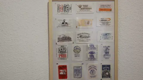 Daniel Pérez Rubio exhibe en Trobajo del Camino 400 sobres de azucarillos de una colección de más de 10.000 piezas, fruto de una afición iniciada en 1967 y ordenada durante el confinamiento. Fotos: Isaac Llamazares