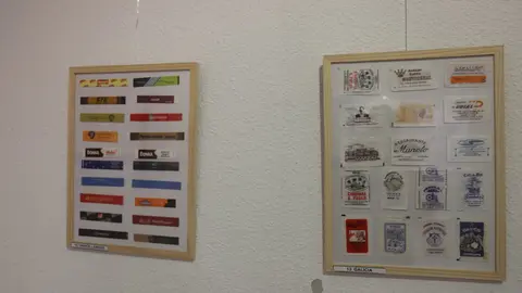 Daniel Pérez Rubio exhibe en Trobajo del Camino 400 sobres de azucarillos de una colección de más de 10.000 piezas, fruto de una afición iniciada en 1967 y ordenada durante el confinamiento. Fotos: Isaac Llamazares