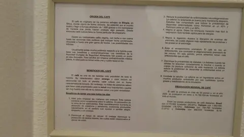 Daniel Pérez Rubio exhibe en Trobajo del Camino 400 sobres de azucarillos de una colección de más de 10.000 piezas, fruto de una afición iniciada en 1967 y ordenada durante el confinamiento. Fotos: Isaac Llamazares