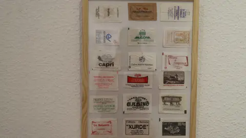 Daniel Pérez Rubio exhibe en Trobajo del Camino 400 sobres de azucarillos de una colección de más de 10.000 piezas, fruto de una afición iniciada en 1967 y ordenada durante el confinamiento. Fotos: Isaac Llamazares