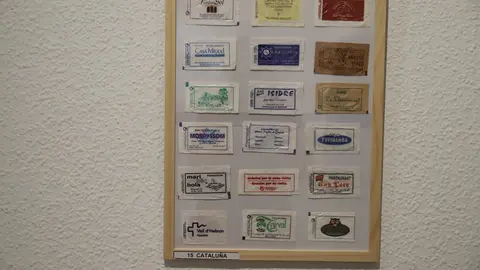 Daniel Pérez Rubio exhibe en Trobajo del Camino 400 sobres de azucarillos de una colección de más de 10.000 piezas, fruto de una afición iniciada en 1967 y ordenada durante el confinamiento. Fotos: Isaac Llamazares