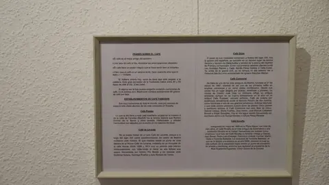 Daniel Pérez Rubio exhibe en Trobajo del Camino 400 sobres de azucarillos de una colección de más de 10.000 piezas, fruto de una afición iniciada en 1967 y ordenada durante el confinamiento. Fotos: Isaac Llamazares