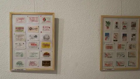 Daniel Pérez Rubio exhibe en Trobajo del Camino 400 sobres de azucarillos de una colección de más de 10.000 piezas, fruto de una afición iniciada en 1967 y ordenada durante el confinamiento. Fotos: Isaac Llamazares