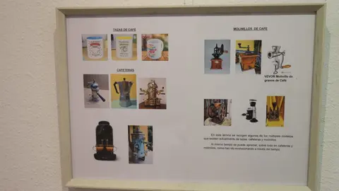 Daniel Pérez Rubio exhibe en Trobajo del Camino 400 sobres de azucarillos de una colección de más de 10.000 piezas, fruto de una afición iniciada en 1967 y ordenada durante el confinamiento. Fotos: Isaac Llamazares