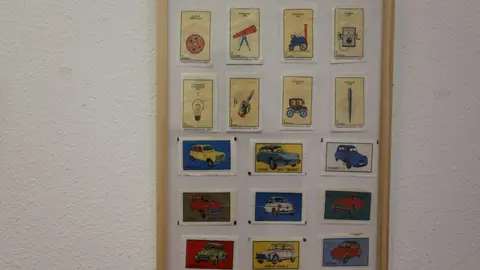 Daniel Pérez Rubio exhibe en Trobajo del Camino 400 sobres de azucarillos de una colección de más de 10.000 piezas, fruto de una afición iniciada en 1967 y ordenada durante el confinamiento. Fotos: Isaac Llamazares