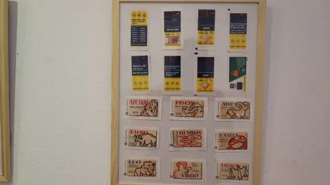 Daniel Pérez Rubio exhibe en Trobajo del Camino 400 sobres de azucarillos de una colección de más de 10.000 piezas, fruto de una afición iniciada en 1967 y ordenada durante el confinamiento. Fotos: Isaac Llamazares