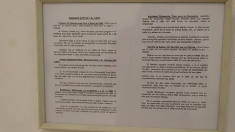 Daniel Pérez Rubio exhibe en Trobajo del Camino 400 sobres de azucarillos de una colección de más de 10.000 piezas, fruto de una afición iniciada en 1967 y ordenada durante el confinamiento. Fotos: Isaac Llamazares